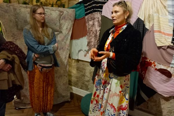 dwie rozmawiające kobiety