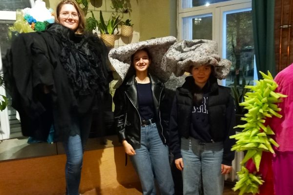 pozujace do zdjęcia kobiety