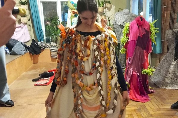 dziewczyna przymierzajaca strój