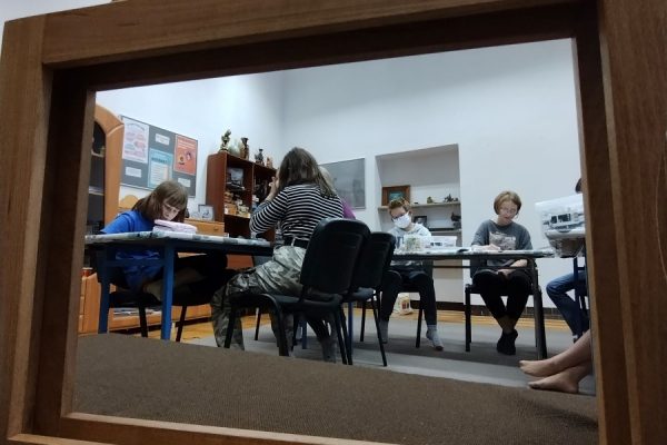 grupa uczestników zdjęcie robone przez ramkę