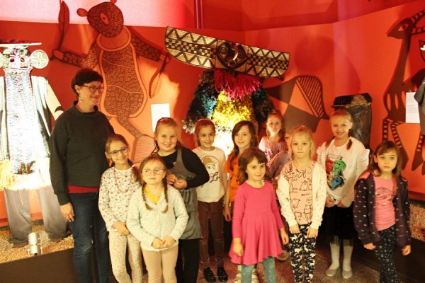 grupa dzieci w przestrzeni wioski afrykańskiej