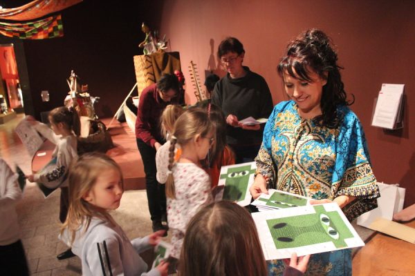 grupa dzieci w przestrzeni wioski afrykańskiej