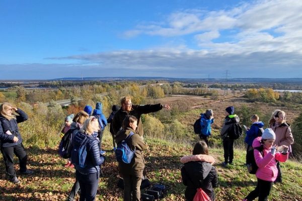 grupa uczniów na wzgórzu widokowym