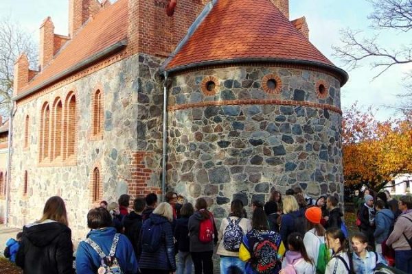 grupa stoi przy kościele w Pilchowie