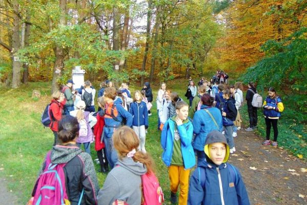 grupa dzieci na szlaku