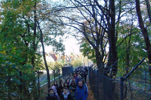 grupa młodzieży na szlaku