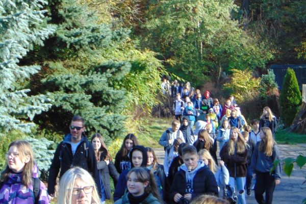 grupa młodzieży na szlaku