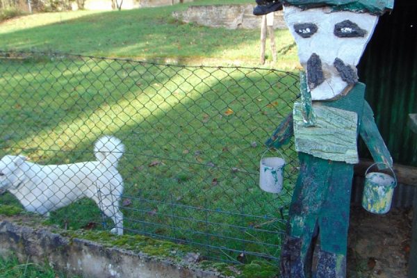 ogrodzenie ogrodu, drewniana rzeźba, pies za płotem