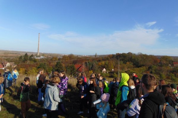 grupa młodzieży na wzgórzu, w tle panorama Szczecina i rozlewiska Odry