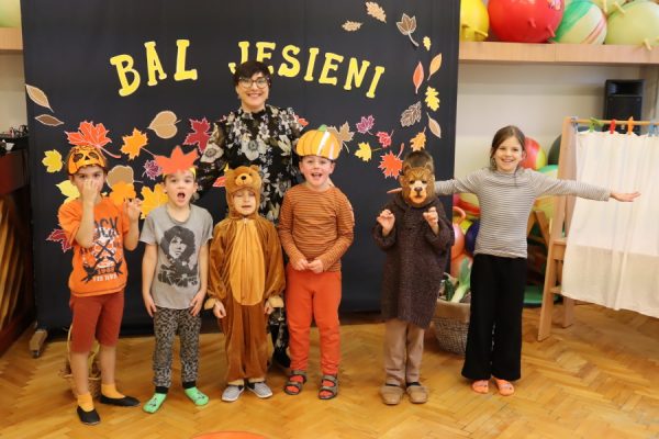 grupa dzieci z nauczycielką pozuje do zdjęcia