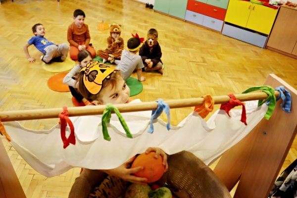 grupa dzieci z nauczycielką pozuje do zdjęcia