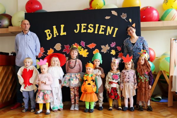 grupa dzieci z nauczycielką pozuje do zdjęcia