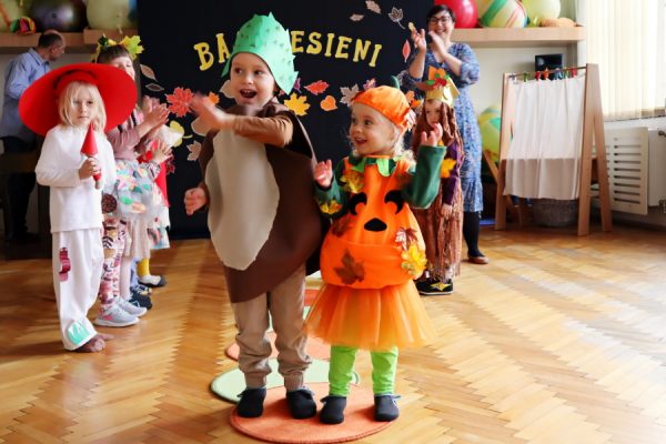 przedszkolaki przebrane w stroje jesienne