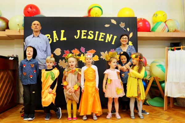 grupa dzieci z nauczycielką pozuje do zdjęcia