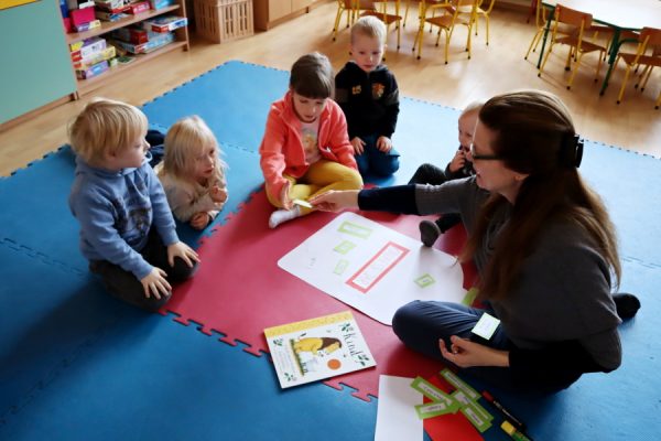 grupa dzieci w trakcie zabawy z nauczycielką