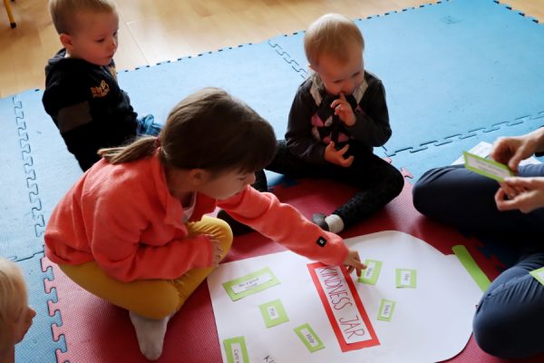 grupa dzieci w trakcie zabawy