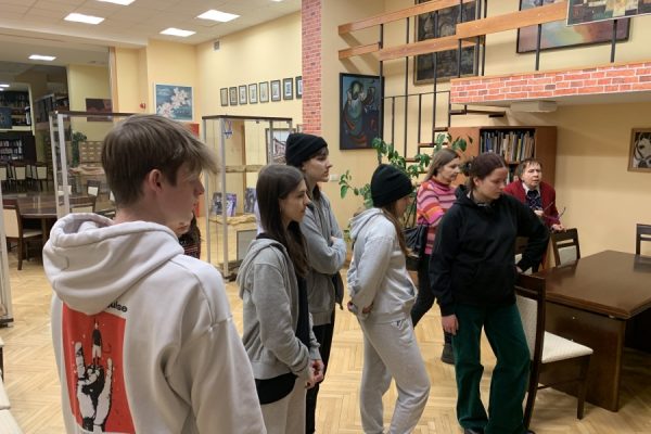 grupa młodzieży ogląda wystawę