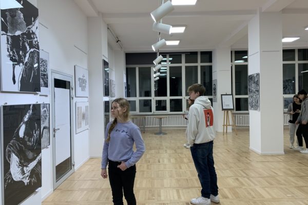 grupa młodzieży ogląda wystawę