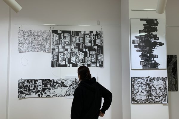 grupa młodzieży ogląda wystawę