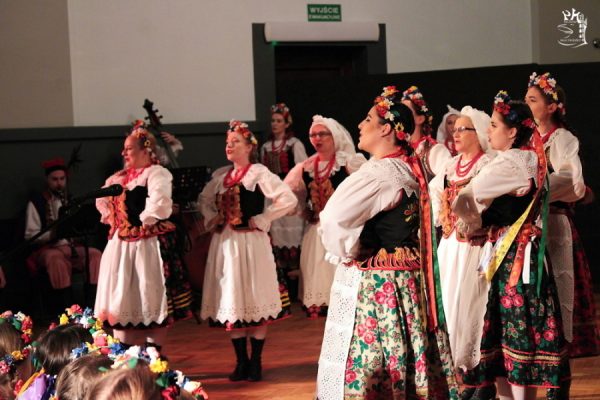 grupa tancerzy w strojach ludowych