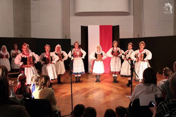 grupa tancerzy w strojach ludowych