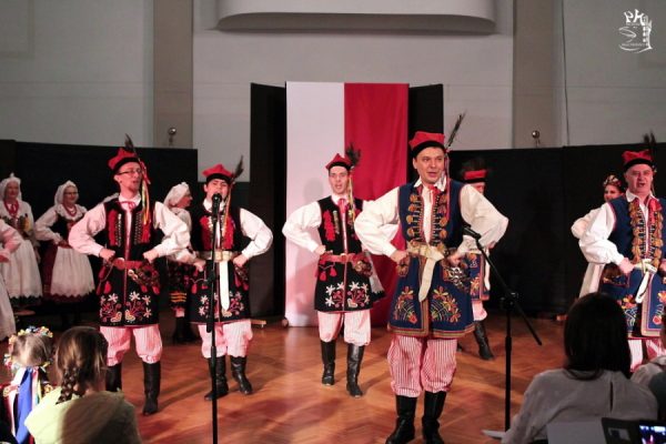 grupa tancerzy w strojach ludowych