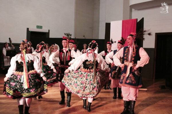 grupa tancerzy w strojach ludowych