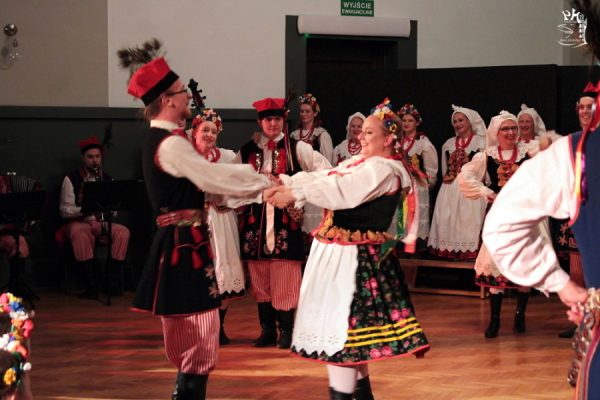 grupa tancerzy w strojach ludowych