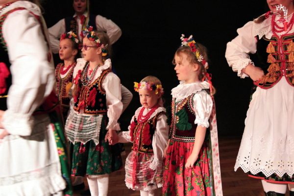 grupa tancerzy w strojach ludowych