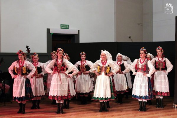 grupa tancerzy w strojach ludowych