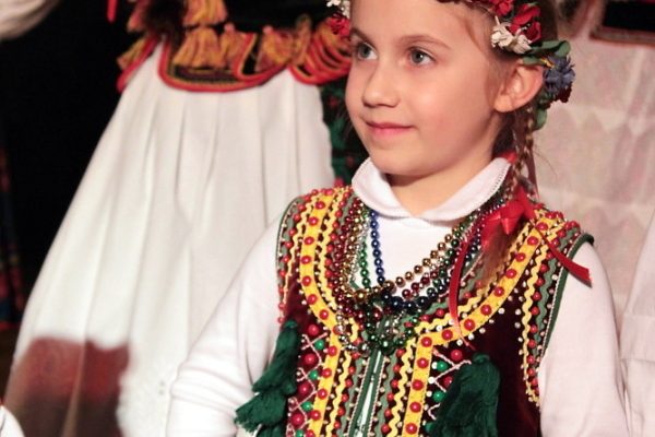 mała dziewczynka w stroju ludowym