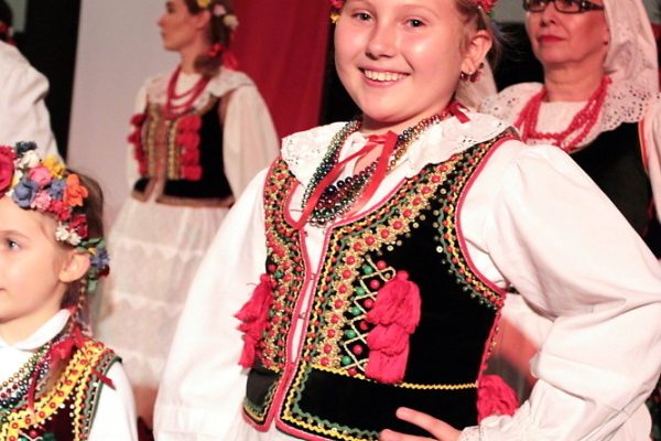 dziewczynka w stroju ludowym