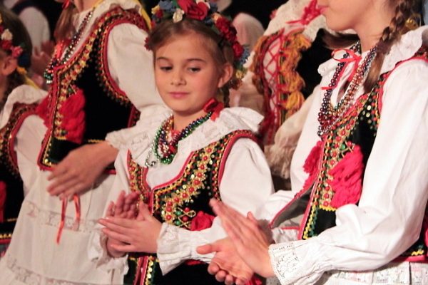 grupa tancerzy w strojach ludowych