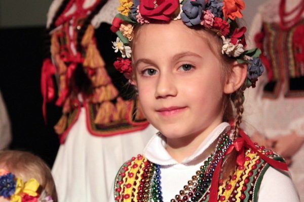 dziewczynka w stroju ludowym w wianku na głowie