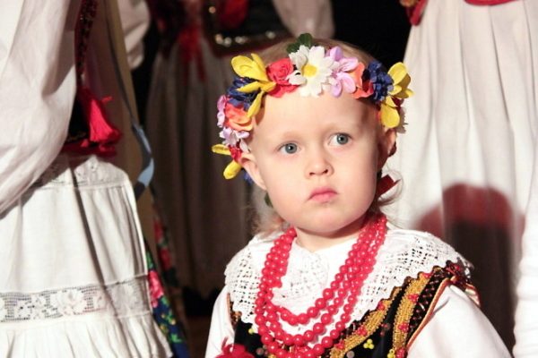 dziewczynka w stroju ludowym w wianku na głowie