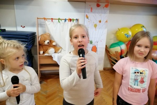 dziewczynka z mikrofonem