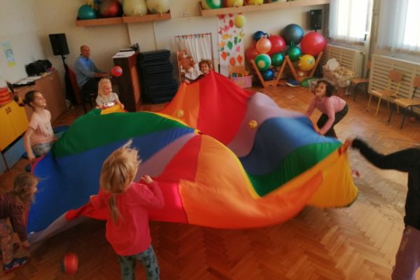 dzieci w trakcie zabawy z chustą