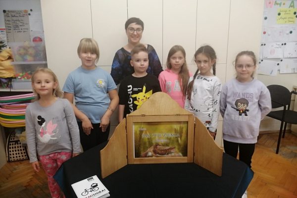 grupa dzieci z nauczycielką pozuje do zdjęcia