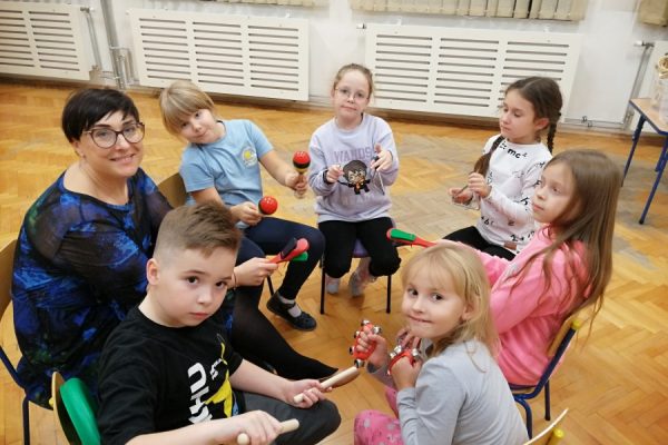 dzieci w trakcie zabawy