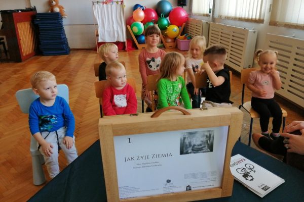 dzieci w trakcie zabawy