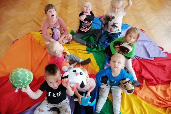 dzieci w trakcie zabawy