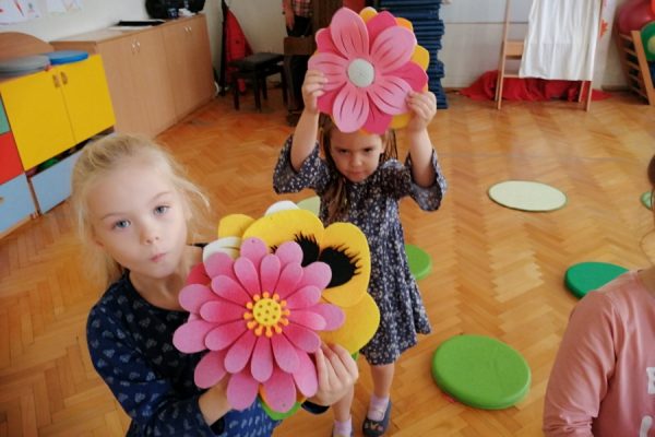 dwoje dzieci w trakcie zabawy