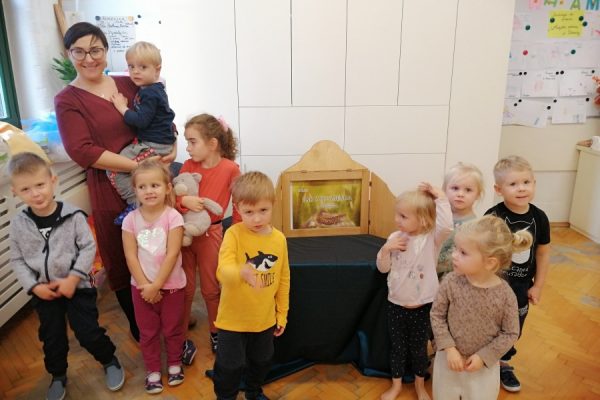 dzieci pozują do zdjęcia z nauczycielką