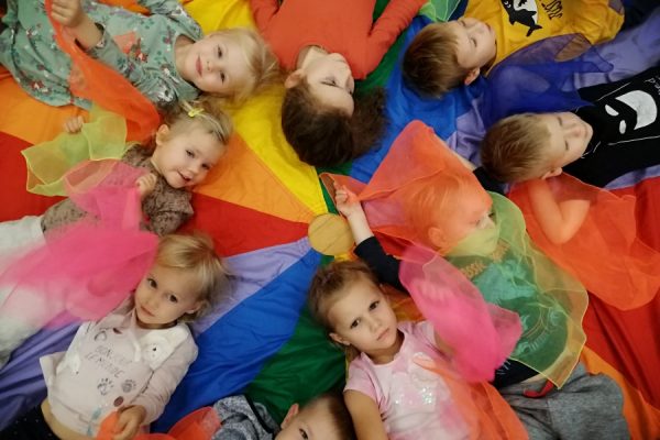 dzieci w trakcie zabawy