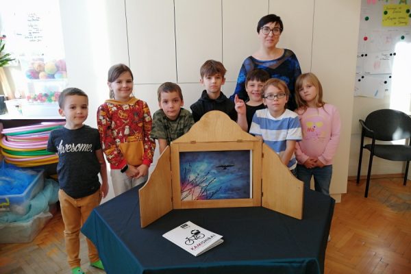 dzieci pozują do zdjęcia z nauczycielką