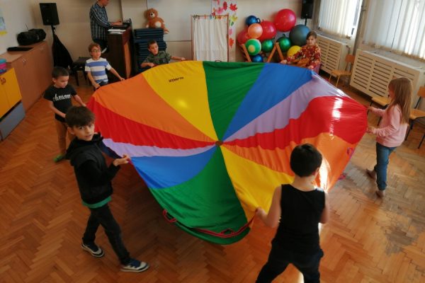 dzieci w trakcie zabawy