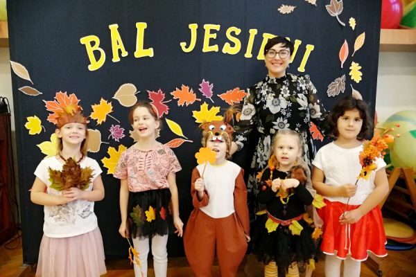 grupa dzieci z nauczycielką pozuje do zdjęcia