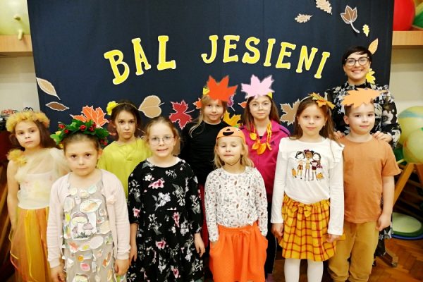 grupa dzieci z nauczycielką pozuje do zdjęcia