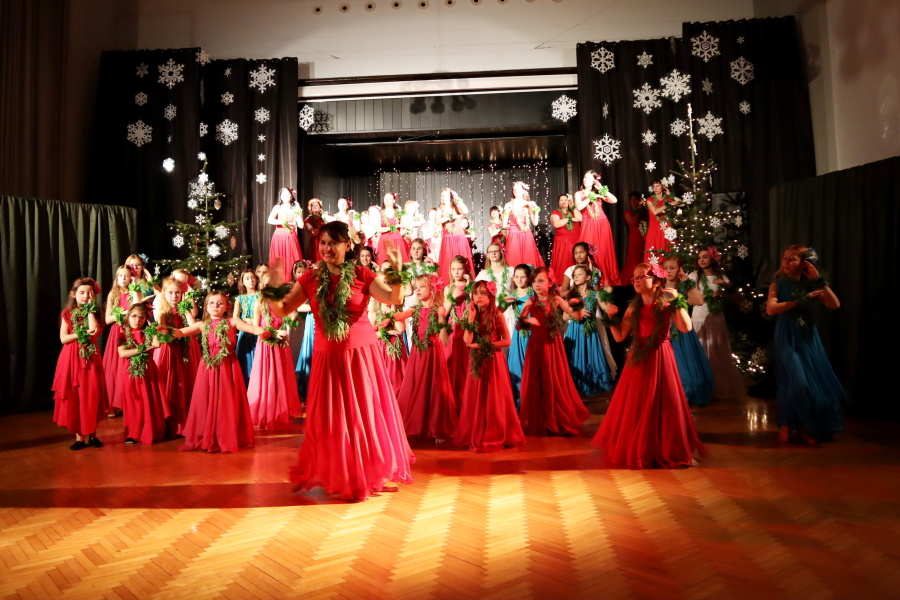 grupa tancerek w strojach hawajskich