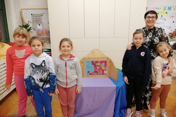 grupa dzieci z nauczycielką pozuje do zdjęć